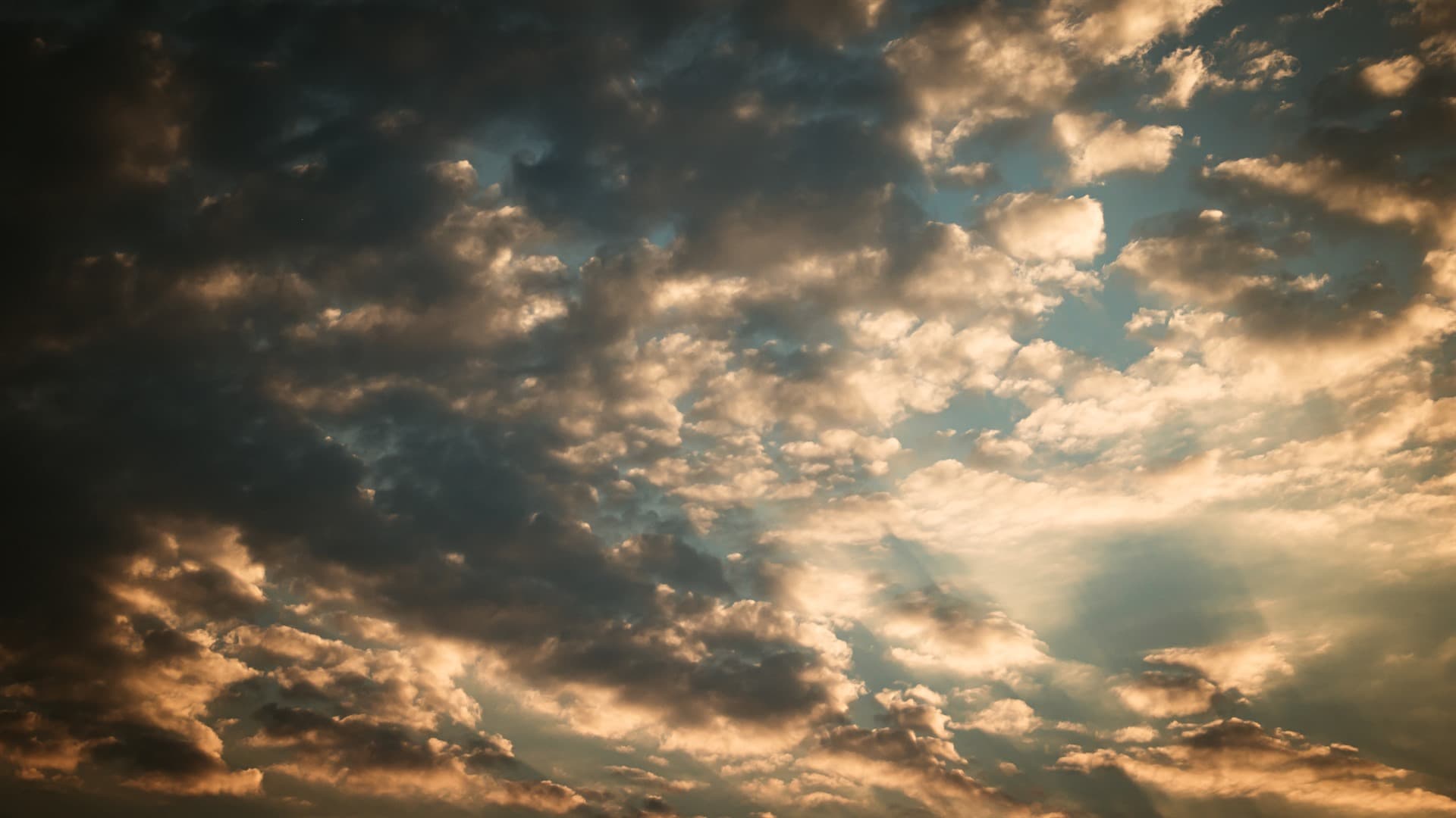 Contorno de nubes casi negro con una deriva azul serena a través del encuadre.