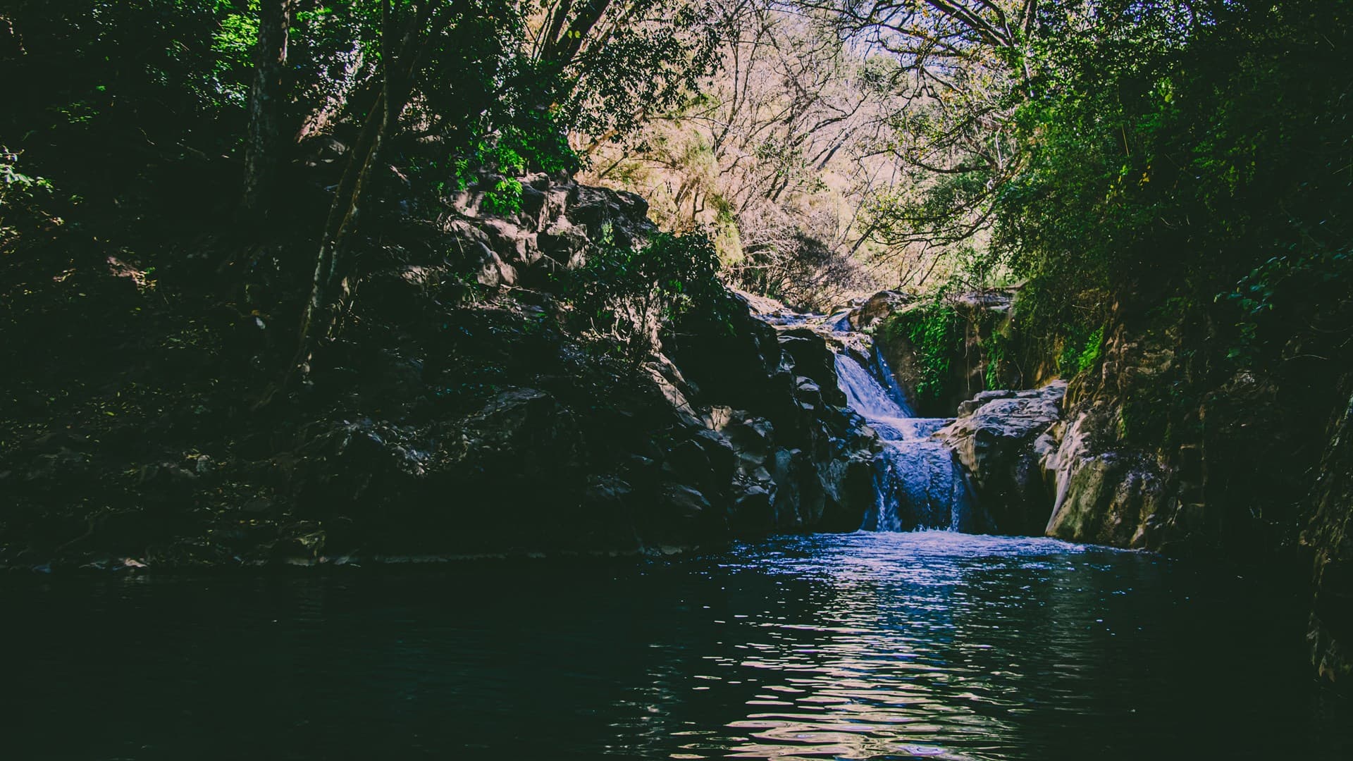 Estudio de cielo en baja luz, azul marino y carbón, con profundidad luminosa suave.